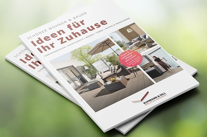 Ein Produktkatalog liegt vor einem Hintergrund aus grünen Blättern.
