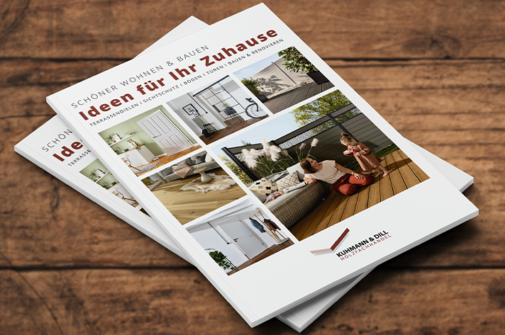 Ein Produktkatalog liegt vor einem Hintergrund aus grünen Blättern.