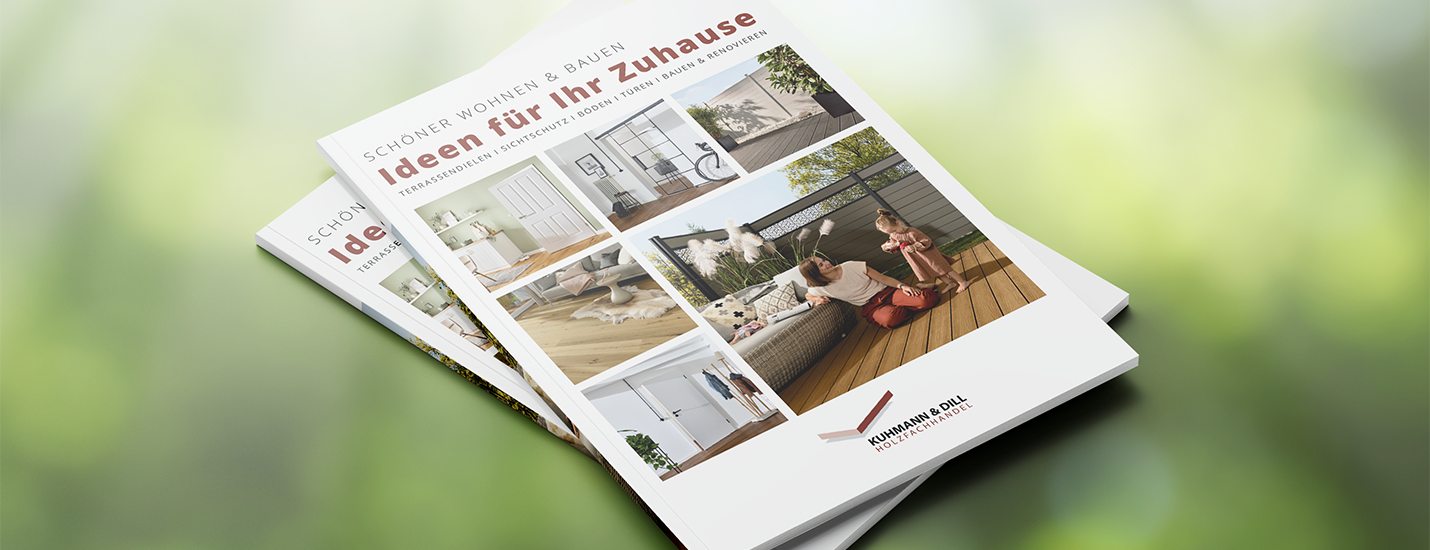 Ein Produktkatalog liegt vor einem Hintergrund aus grünen Blättern.